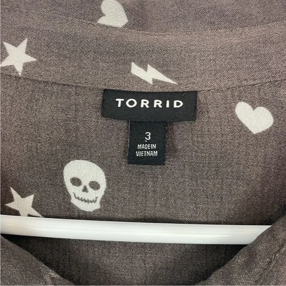 Torrid Dark Gray Lizzie Button Down Blouse with Skulls, Hearts, Stars. Size 3X. - Picture 6 of 12